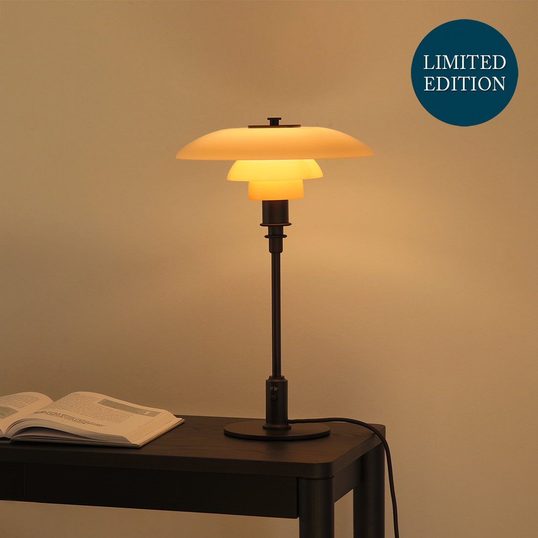 Louis Poulsen（ルイスポールセン）2025年リミテッド・エディション「PH 3/2 ダスティー・テラコッタ テーブルランプ」