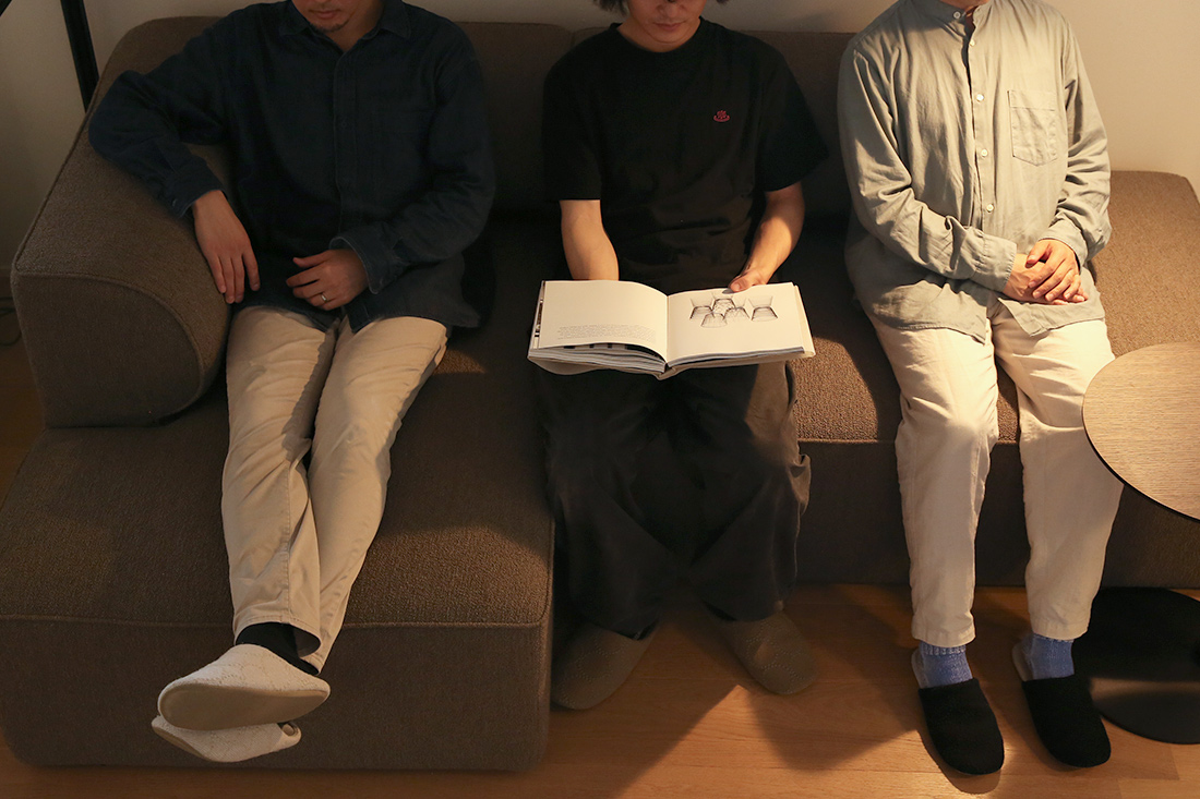 イーブモジュラーソファに男性3人が座る様子