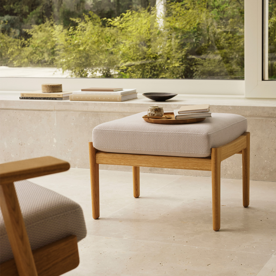 時を超えて愛される北欧デザインと安らぎの座り心地CH290Fスツール