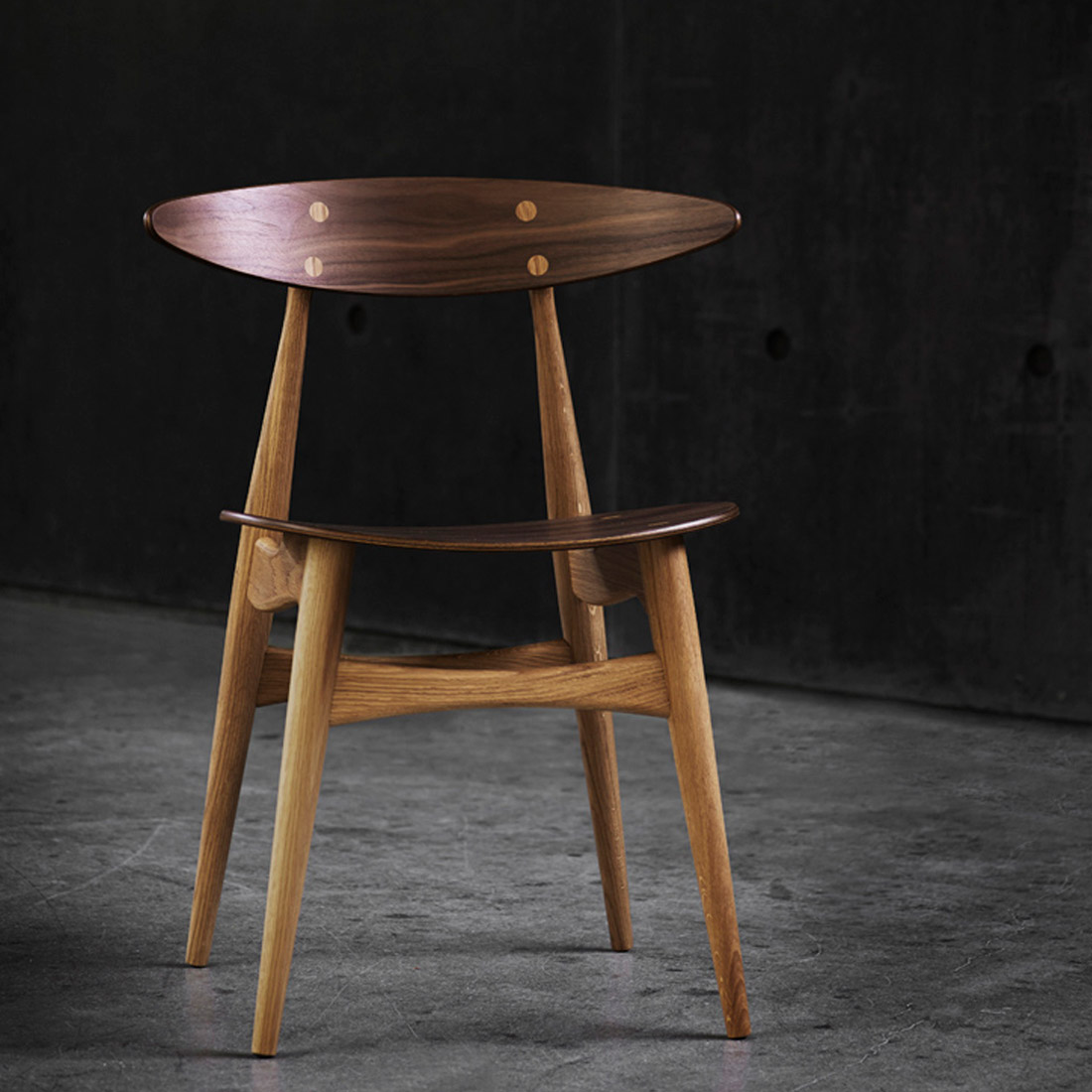 コンパクトで美しい。日常にウェグナーの名作CH33T