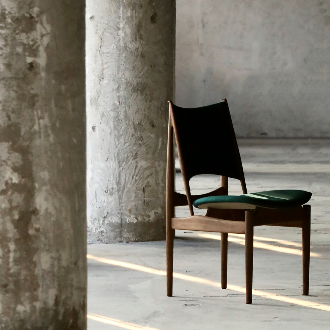 凛とした三角形のフォルムが美しいエジプシャンチェア