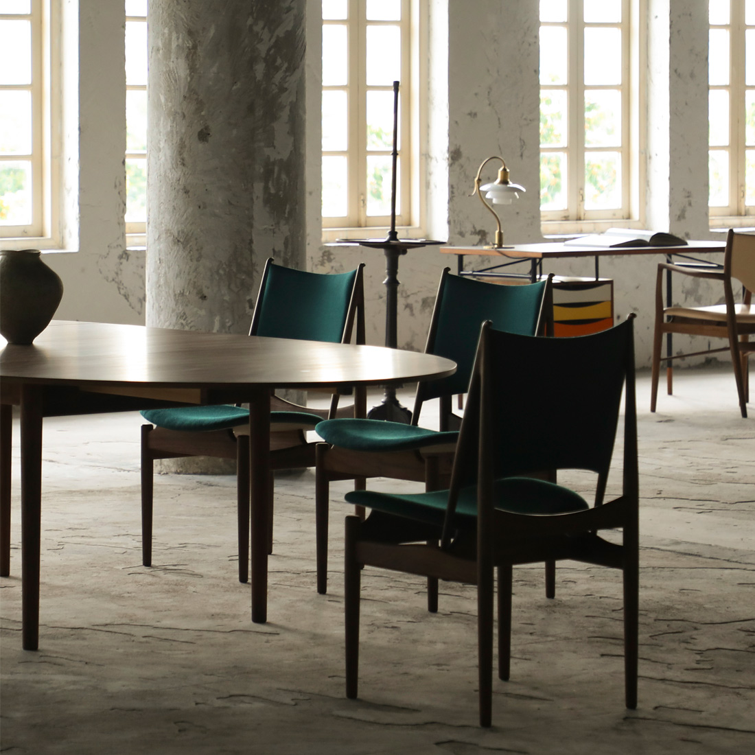 凛とした三角形のフォルムが美しいエジプシャンチェア