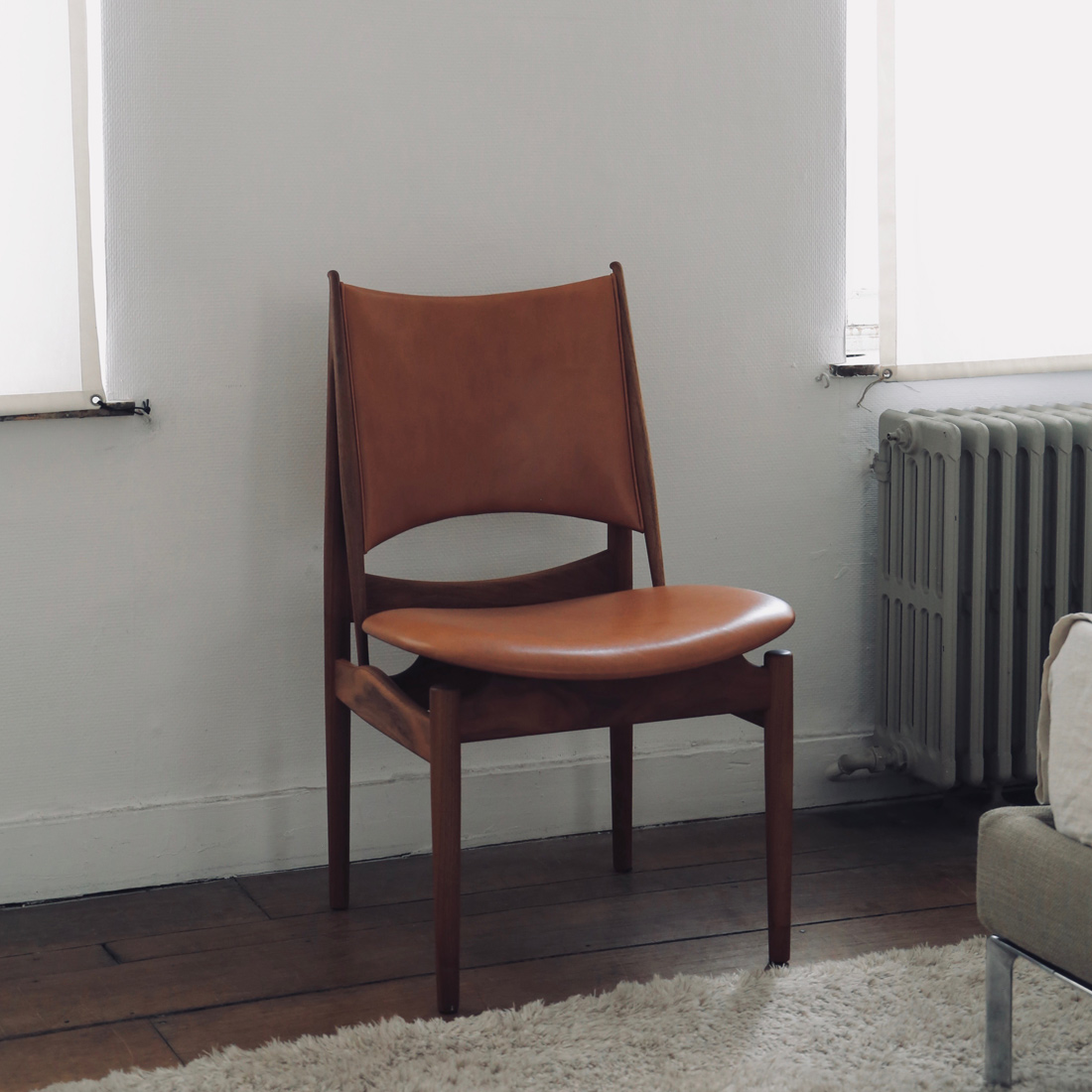 凛とした三角形のフォルムが美しいエジプシャンチェア