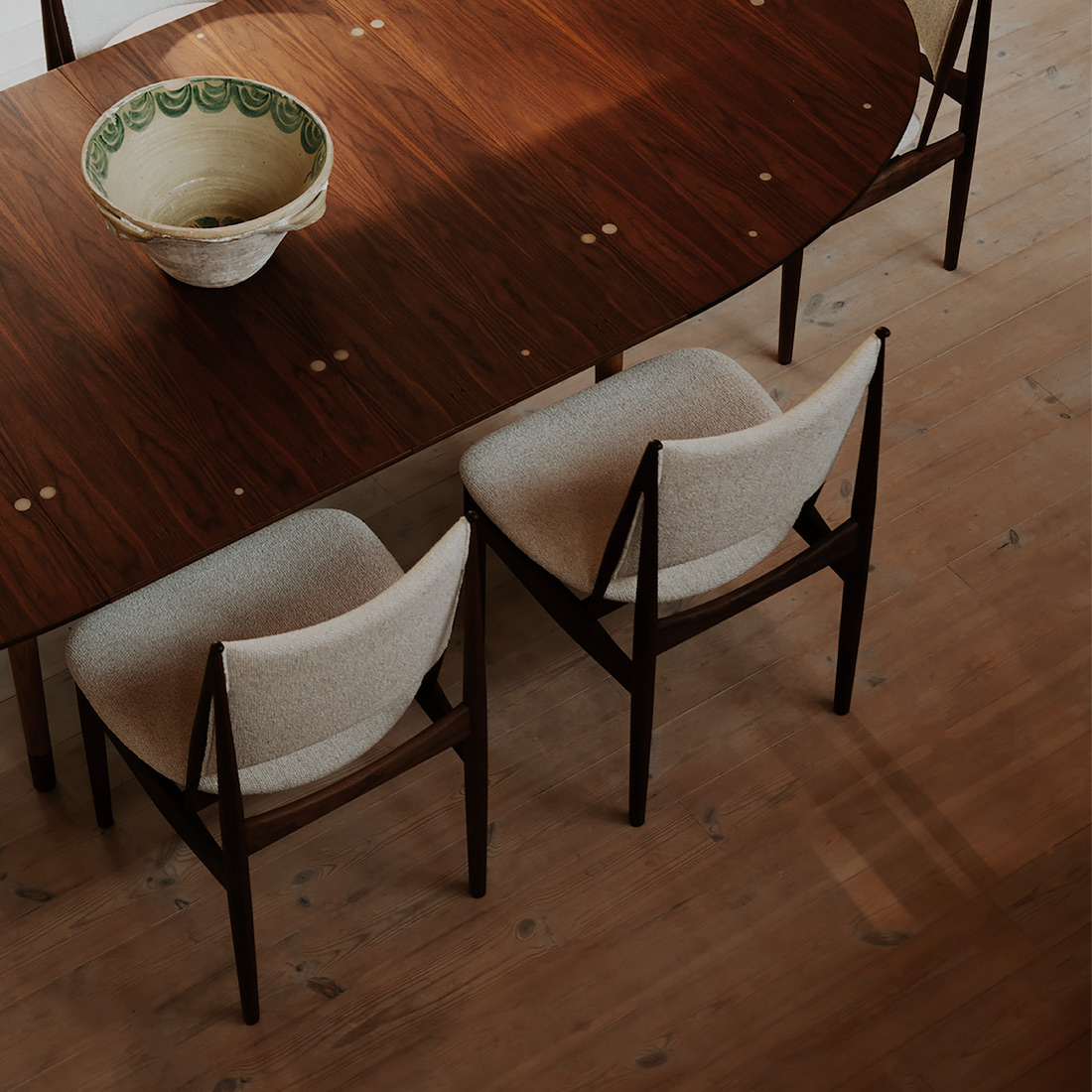 凛とした三角形のフォルムが美しいエジプシャンチェア