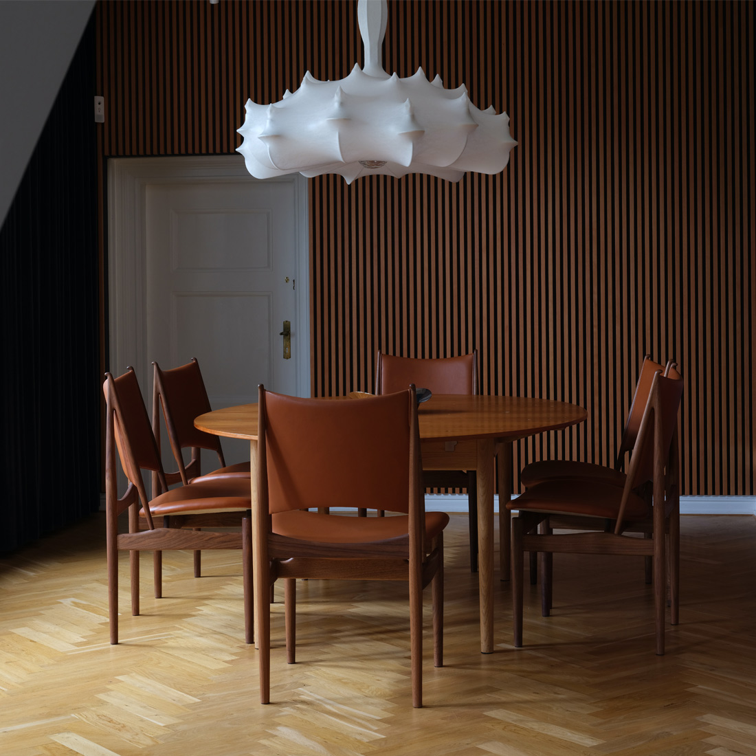 凛とした三角形のフォルムが美しいエジプシャンチェア