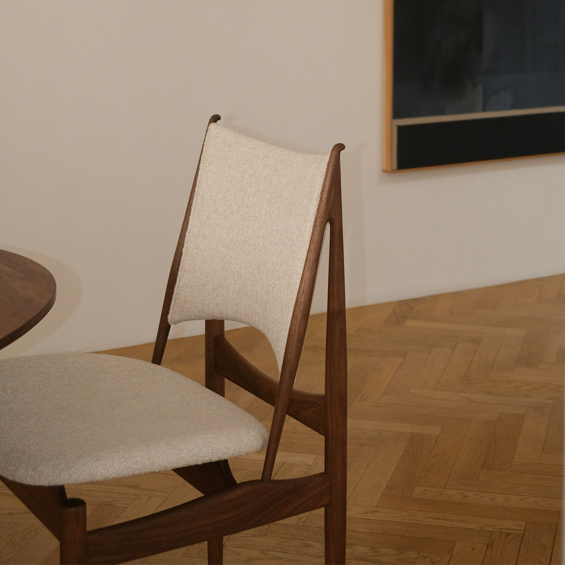 凛とした三角形のフォルムが美しいエジプシャンチェア