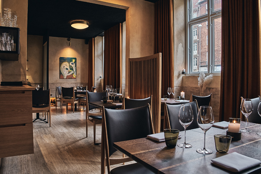 凛とした三角形のフォルムが美しいエジプシャンチェア