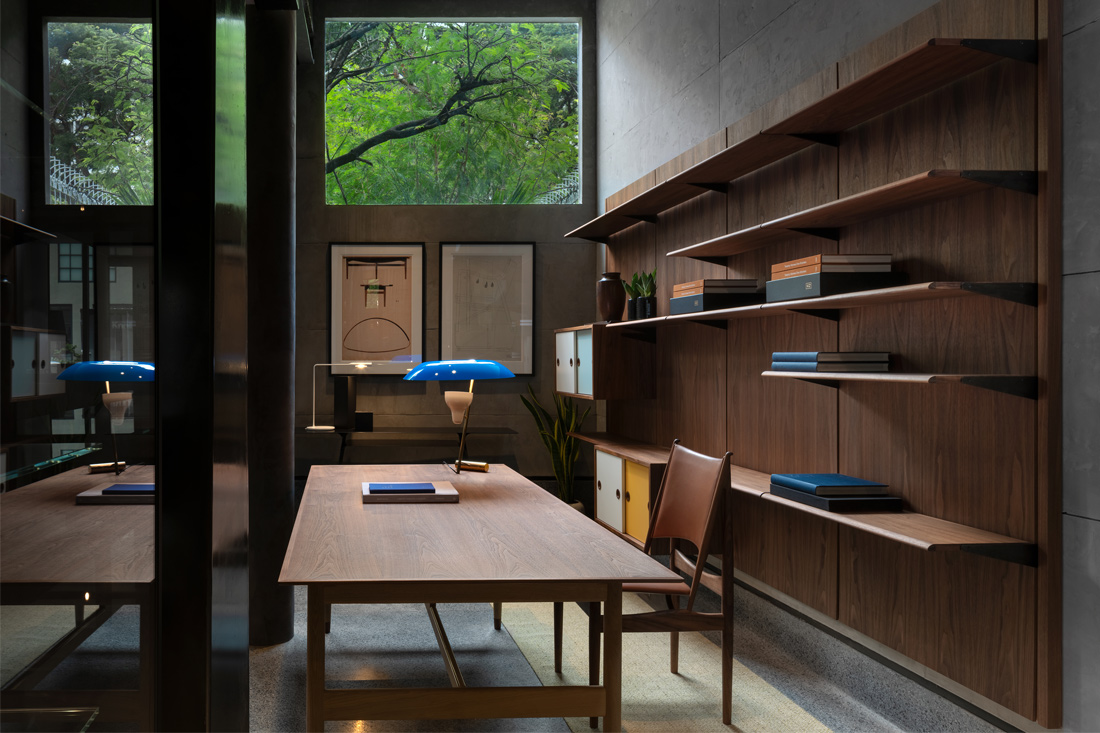 凛とした三角形のフォルムが美しいエジプシャンチェア