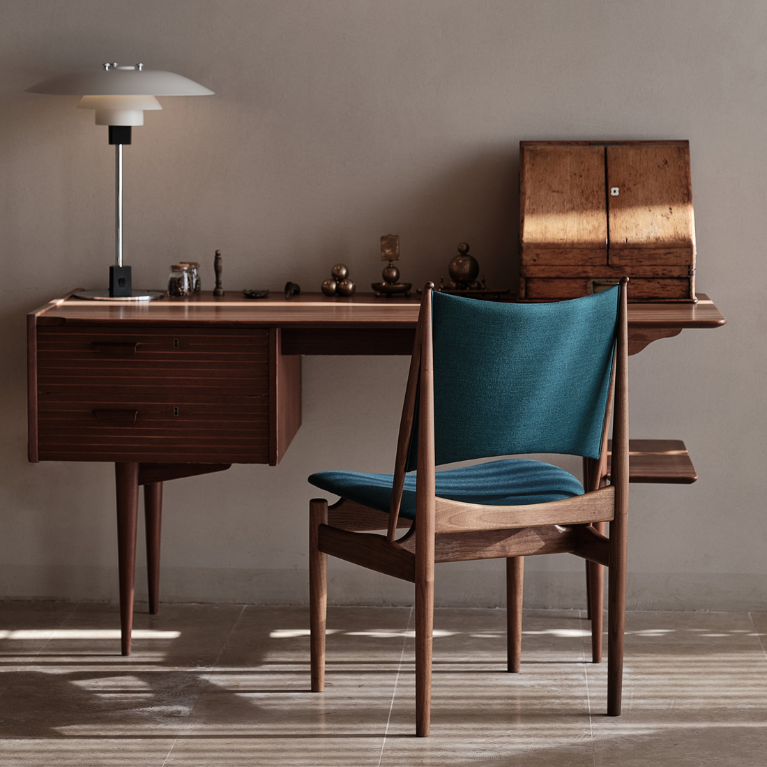 凛とした三角形のフォルムが美しいエジプシャンチェア