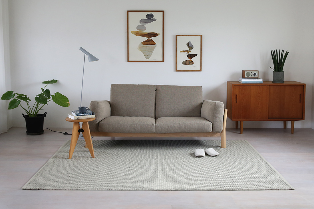 クヴァドラ アラム キャスト―ルソファとのスタイリング