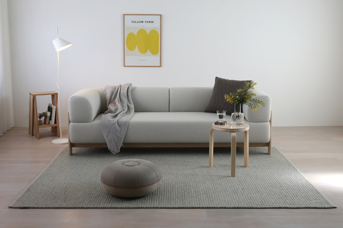 クヴァドラ アラム ラグとソファのリビングスタイリング