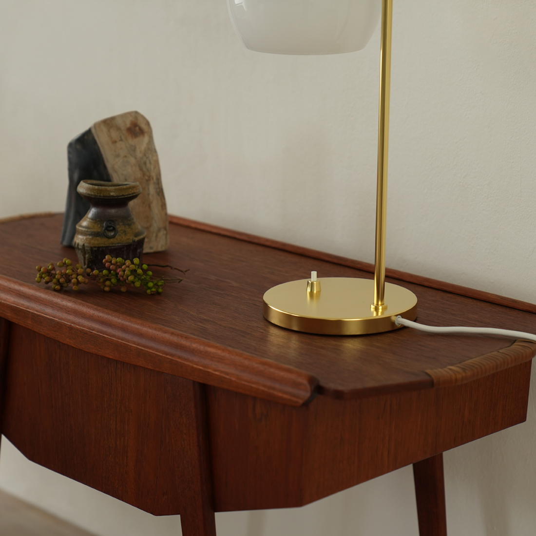 VL Ring Crown Table Lamp