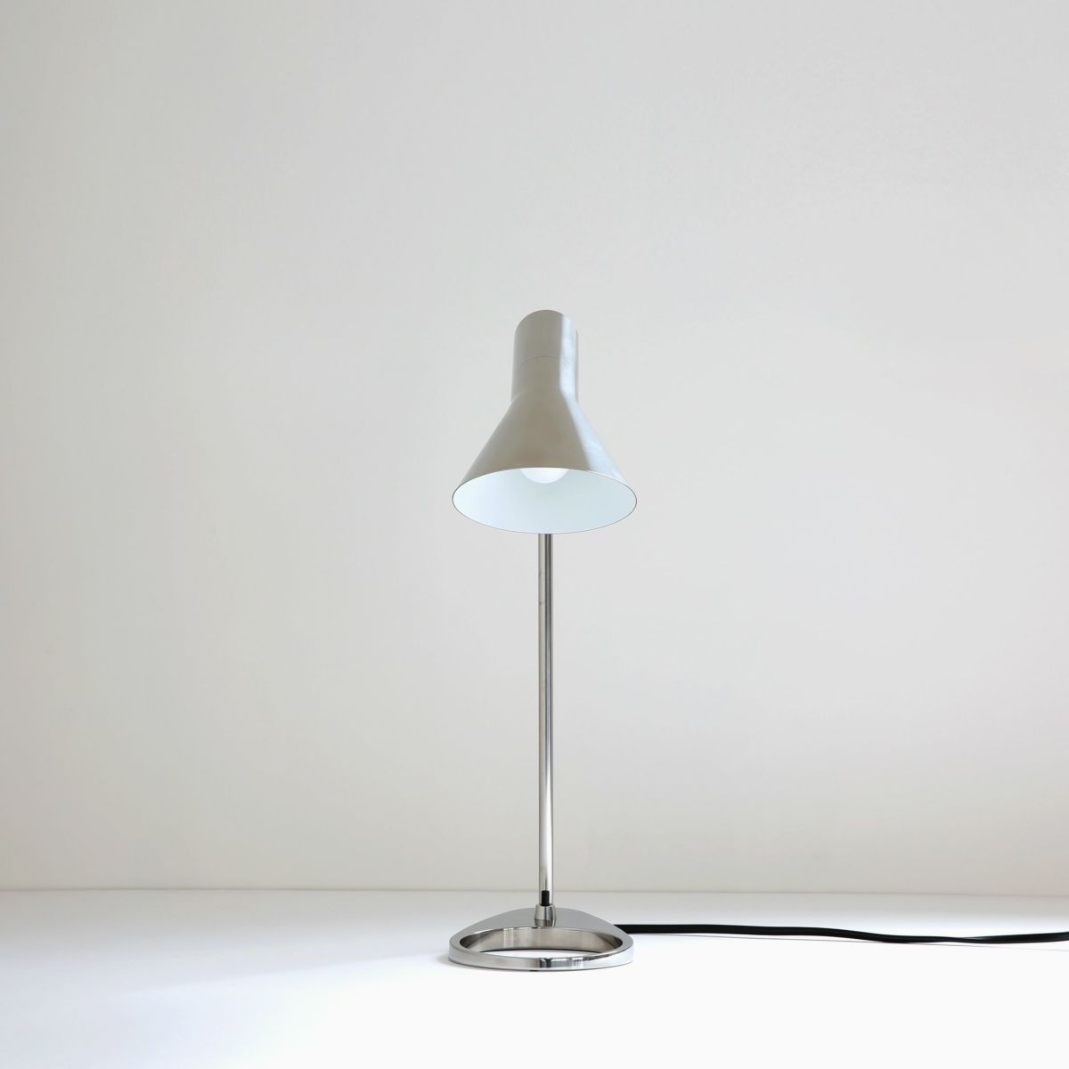 Louis Poulsen(ルイスポールセン) / AJ Mini Table（AJ ミニ テーブル） ポリッシュステンレス