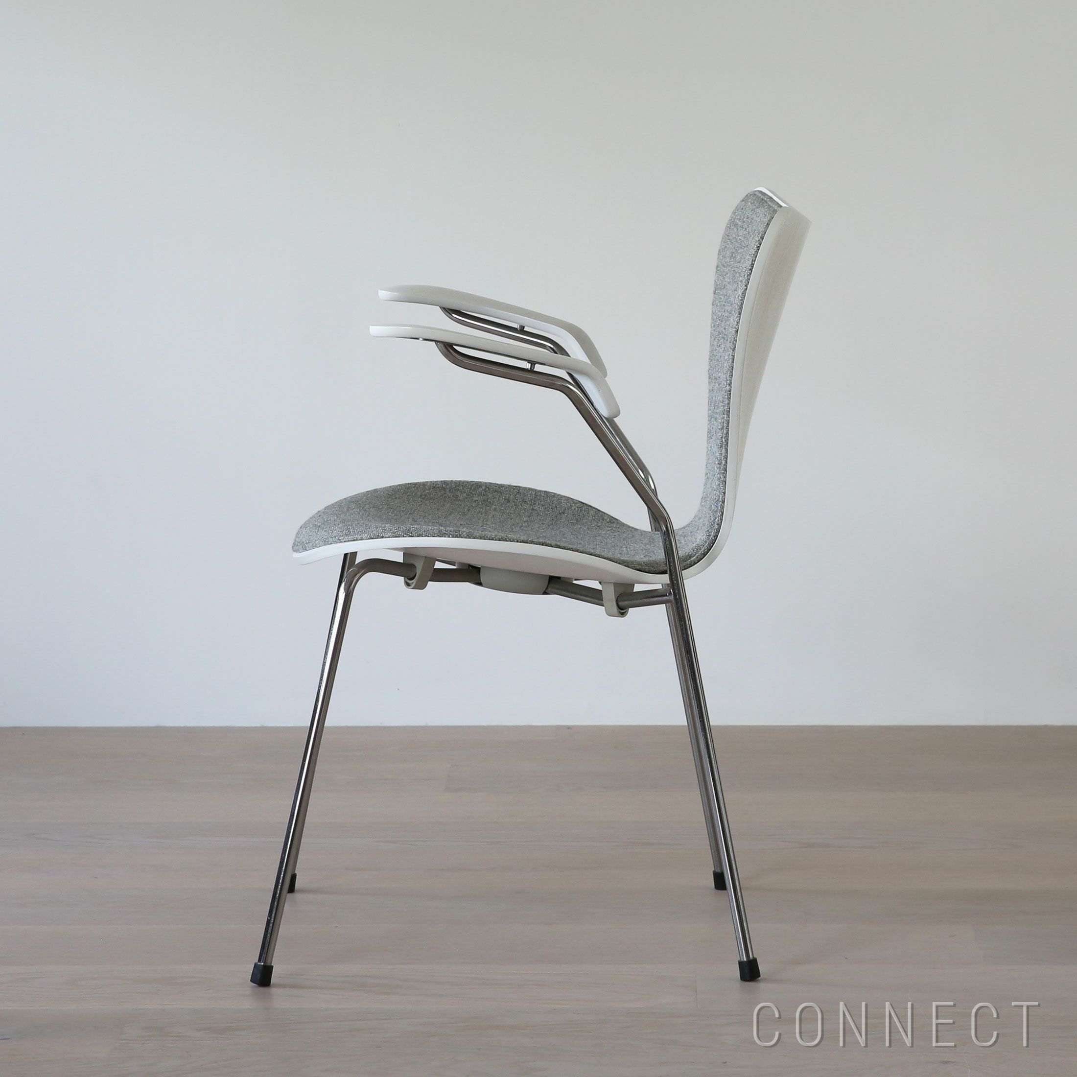 FRITZ HANSEN(フリッツ・ハンセン)/ SERIES 7（セブンチェア） / アームチェア / カラードアッシュ　ホワイト / フロントパディング　Hallingdal 130