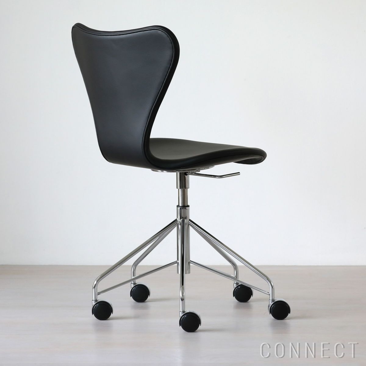 FRITZ HANSEN（フリッツ・ハンセン） / SERIES 7（セブンチェア） / キャスター付き回転ベース / Essential Leather（エッセンシャルレザー） / ブラック / フルパディング / エッセンシャルレザーキャンペーン