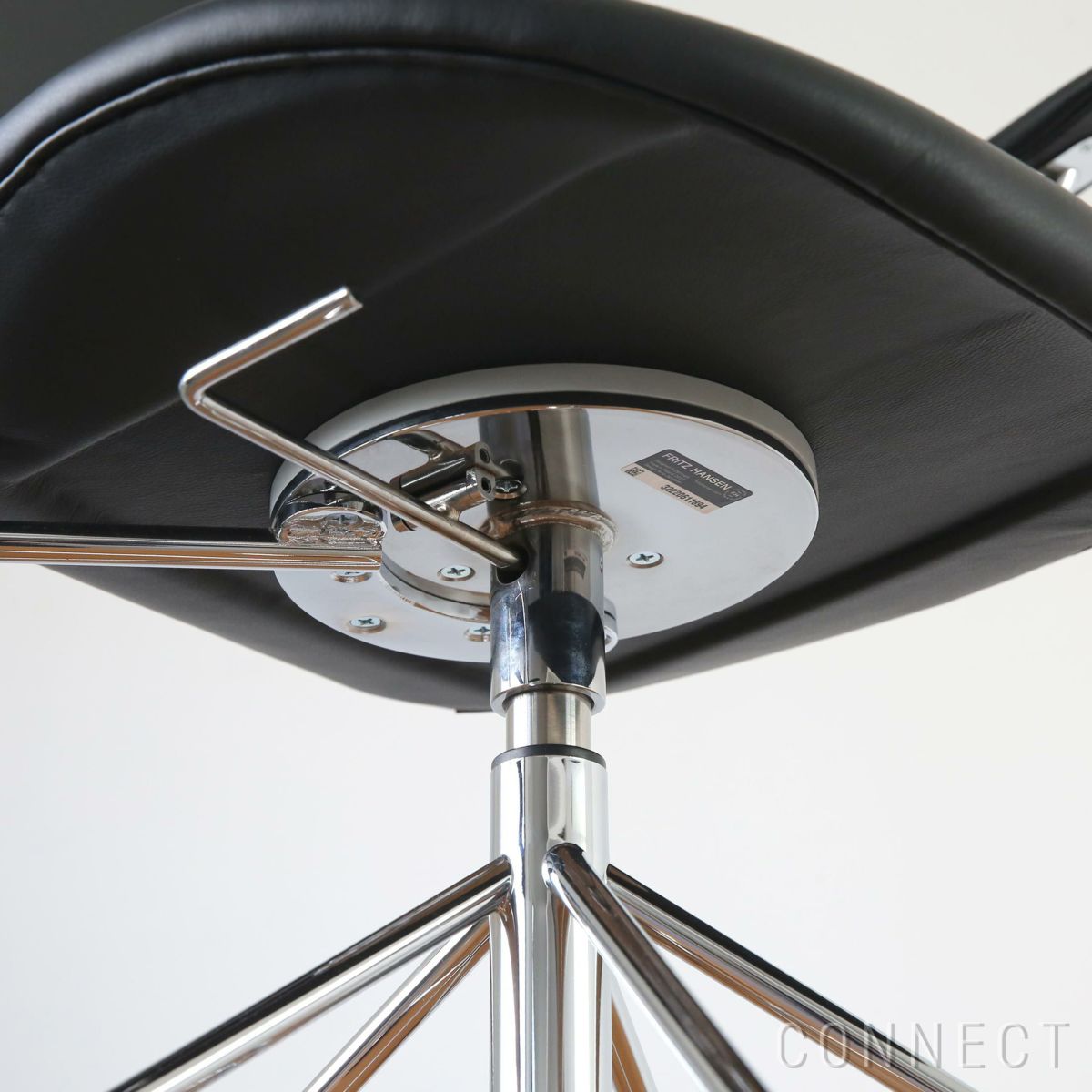 【キャンペーン特別価格】FRITZ HANSEN（フリッツ・ハンセン） / SERIES 7（セブンチェア） / アームチェア / キャスター付き回転ベース / Essential Leather（エッセンシャルレザー） / ブラック / フルパディング / エッセンシャルレザーキャンペーン