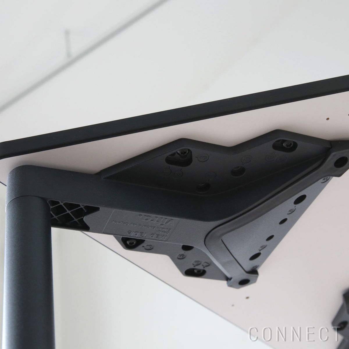 Vitra（ヴィトラ） / Map Table（マップテーブル）台形 W1500 / ベーシックダーク脚・パウダーコート仕上げ / ブレーキ・キャスター付き / デスク