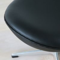 FRITZ HANSEN（フリッツ・ハンセン） / EGG FOOT STOOL（エッグチェア用フットスツール） / ラウンジチェア / Essential Leather（エッセンシャルレザー） / ブラック