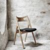 CARL HANSEN & SON （カール・ハンセン＆サン） / CH29P SAWBUCK CHAIR（ソーバックチェア） / オーク材・ホワイトオイル仕上げ / ブラックレザー（Thor 301） / ダイニングチェア