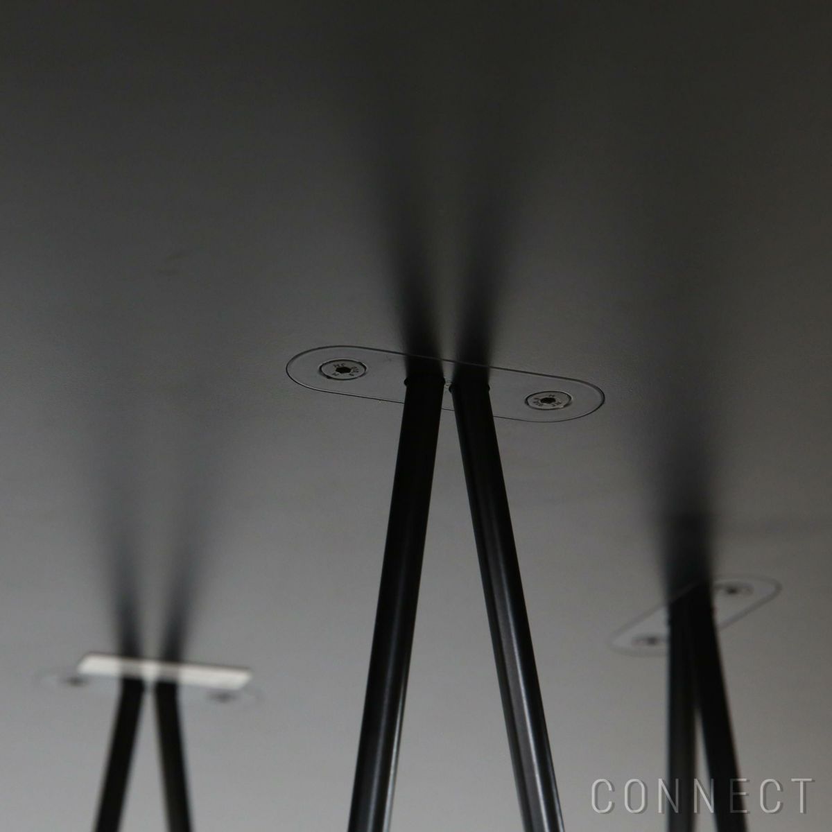 CARL HANSEN & SON （カール・ハンセン＆サン） E020 / EMBRACE TABLE / オーク材・ソープ仕上げ・ブラックラミネート・ブラック脚 / φ110cm / ダイニングテーブル