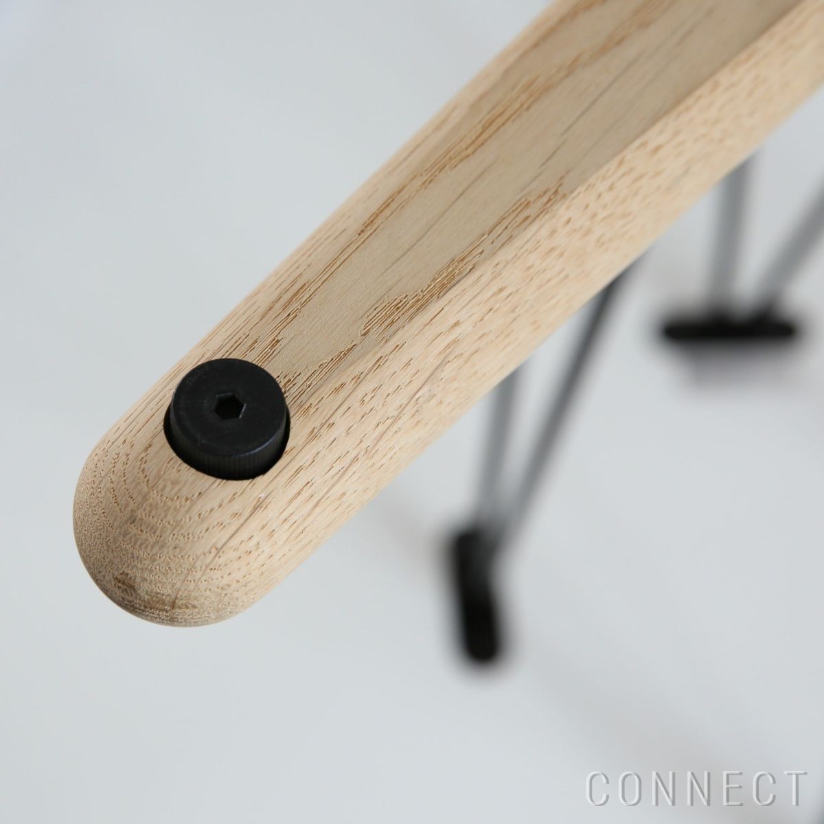 CARL HANSEN & SON （カール・ハンセン＆サン） E020 / EMBRACE TABLE / オーク材・ソープ仕上げ・ホワイトラミネート・ブラック脚 / φ110cm / ダイニングテーブル