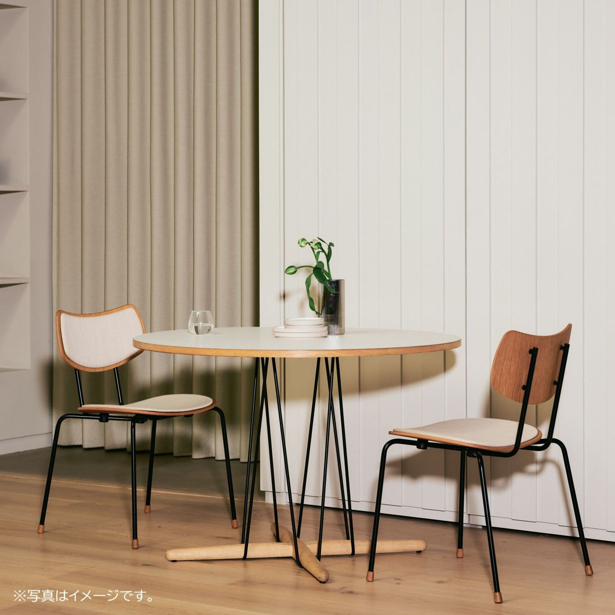 CARL HANSEN & SON （カール・ハンセン＆サン） E020 / EMBRACE TABLE / オーク材・ソープ仕上げ・ホワイトラミネート・ブラック脚 / φ110cm / ダイニングテーブル