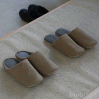 Kvadrat （クヴァドラ）/CONNECTオリジナルルームシューズ / Tambourine Hallingdal （タンバリンハリンダル）/ カーキ×ダークグレー
