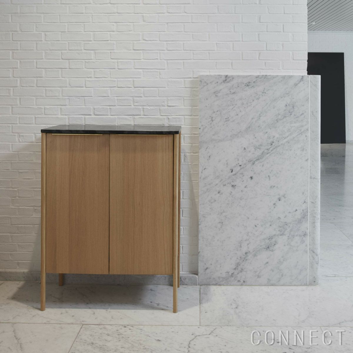 SKAGERAK（スカゲラック） / Jut High Cabinet（ジュト ハイ キャビネット） / 大理石・ブラック / 真鍮 / オーク材・オイル仕上げ / 収納