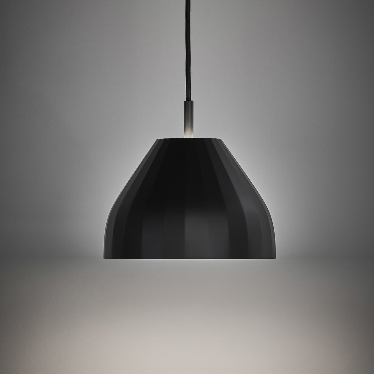 LE KLINT（レ・クリント） / Facet 140（ファセット） / φ240mm / 全2色 / ペンダントライト