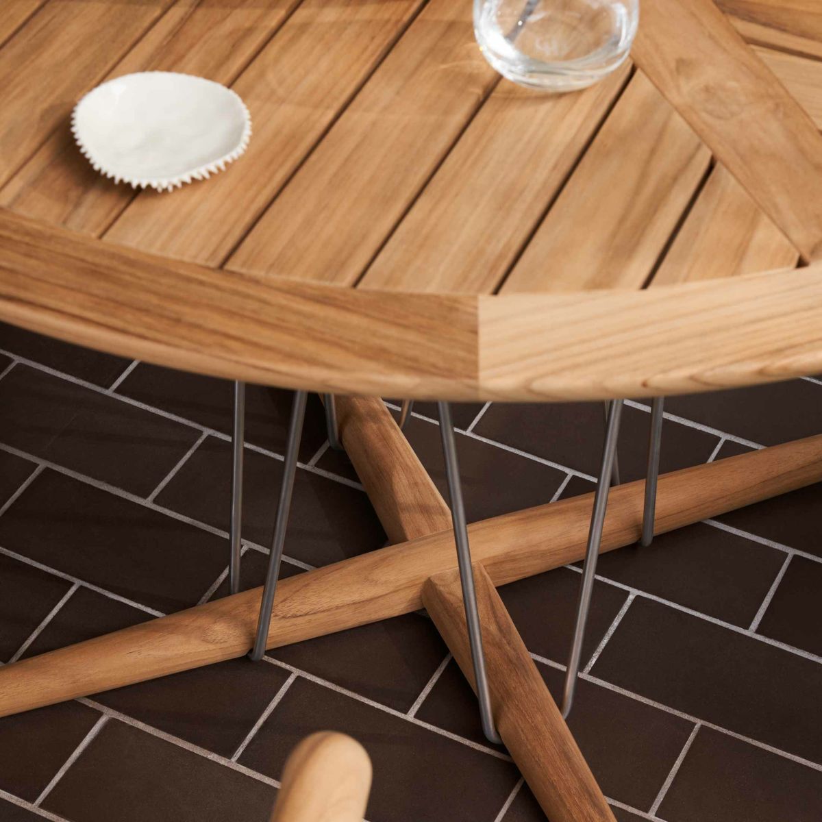 CARL HANSEN & SON （カール・ハンセン＆サン） / E022 DINING TABLE / EMBRACE OUTDOOR SERIES（エンブレイスアウトドアシリーズ） / チーク材・無塗装 / MEDIUM φ110cm / ダイニングテーブル