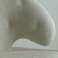 HOUSE OF FINN JUHL（ハウス・オブ・フィンユール） / PELICAN CHAIR W/ BUTTONS（ペリカンチェア） / ウォルナット材・オイル仕上げ / MOSS（モス）0018 / ボタン：VEGETAL