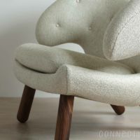 HOUSE OF FINN JUHL（ハウス・オブ・フィンユール） / PELICAN CHAIR W/ BUTTONS（ペリカンチェア） / ウォルナット材・オイル仕上げ / MOSS（モス）0018 / ボタン：VEGETAL