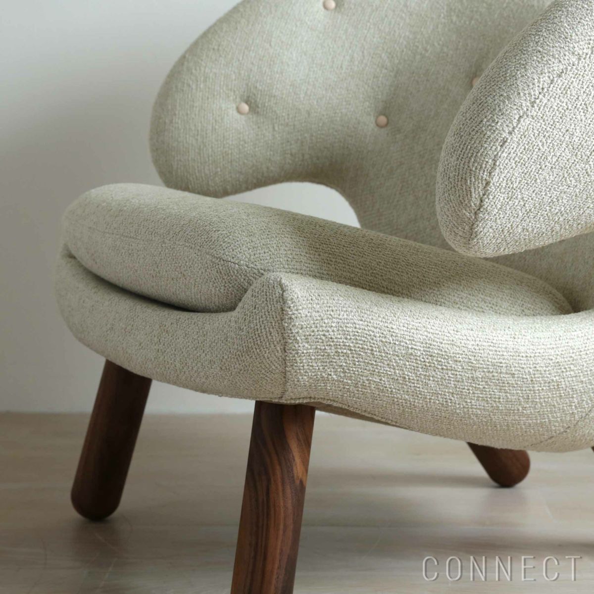 HOUSE OF FINN JUHL（ハウス・オブ・フィンユール） / PELICAN CHAIR W/ BUTTONS（ペリカンチェア） / ウォルナット材・オイル仕上げ / MOSS（モス）0018 / ボタン：VEGETAL