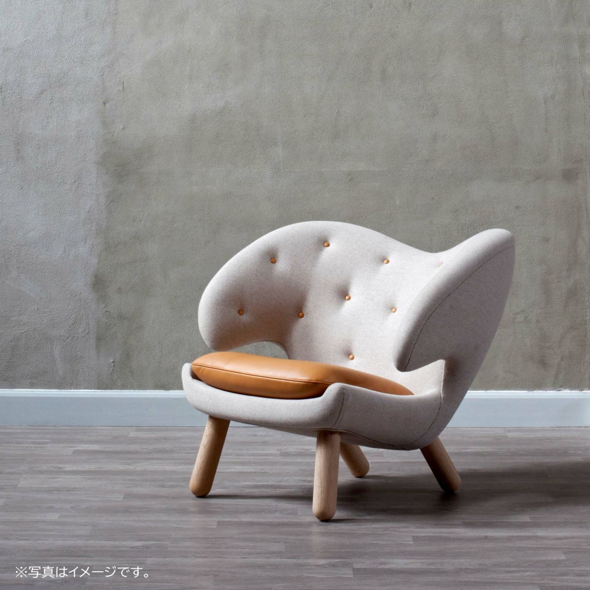 HOUSE OF FINN JUHL（ハウス・オブ・フィンユール） / PELICAN CHAIR W/ BUTTONS（ペリカンチェア） / ウォルナット材・オイル仕上げ / Hallingdal 0457・0100（ハリンダル）