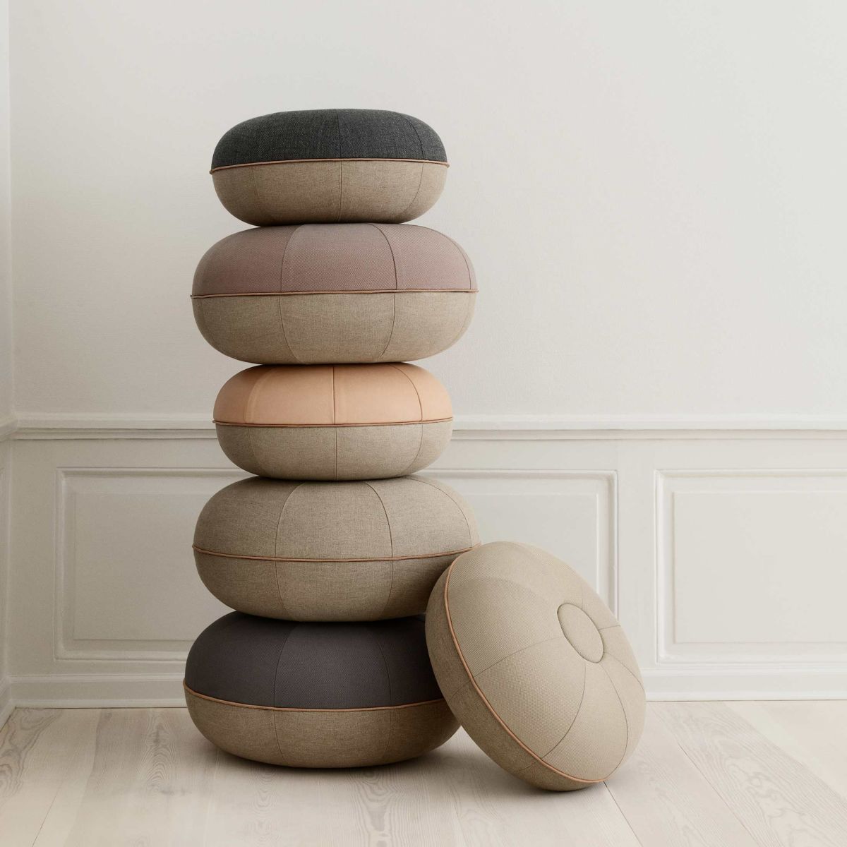 【2025年新色】FRITZ HANSEN（フリッツ・ハンセン） / Cecilie Manz（セシリエ・マンツ） / POUF（プフ）S / スチールグレー / ペールイエロー