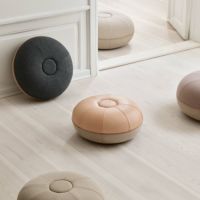 【2025年新色】FRITZ HANSEN（フリッツ・ハンセン） / Cecilie Manz（セシリエ・マンツ） / POUF（プフ）S / スチールグレー / ペールイエロー