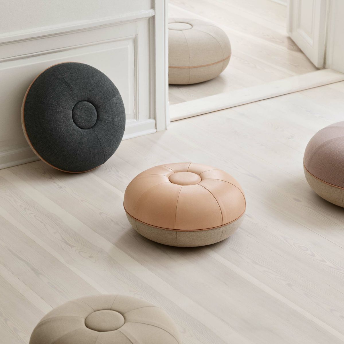 【2025年新色】FRITZ HANSEN（フリッツ・ハンセン） / Cecilie Manz（セシリエ・マンツ） / POUF（プフ）S / スチールグレー / ペールイエロー