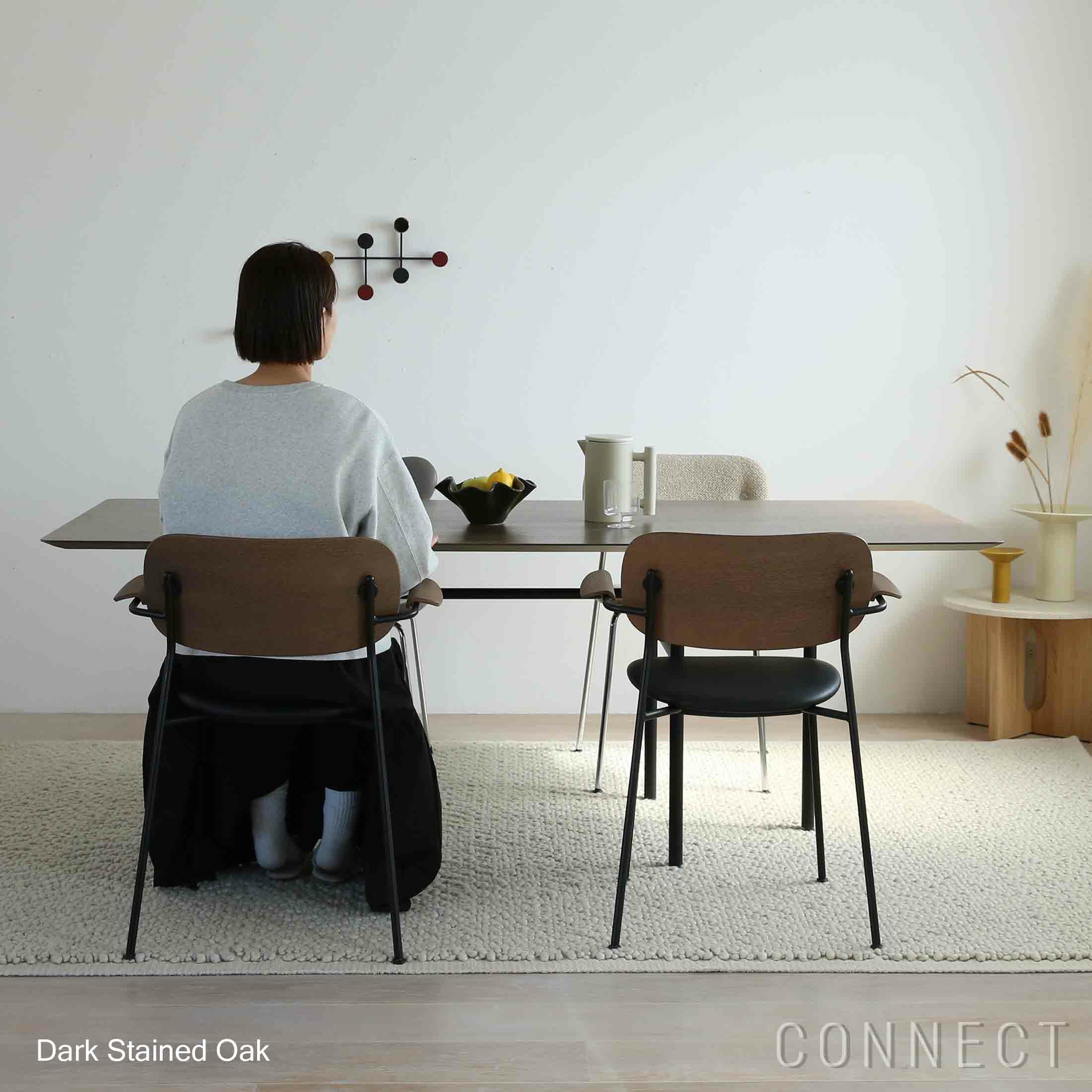 Audo Copenhagen（オドー・コペンハーゲン） / CO DINING CHAIR（コ ダイニング チェア）/ アームチェア / Dark Stained Oak / Sierra（シエラ）1001 / ブラックベース