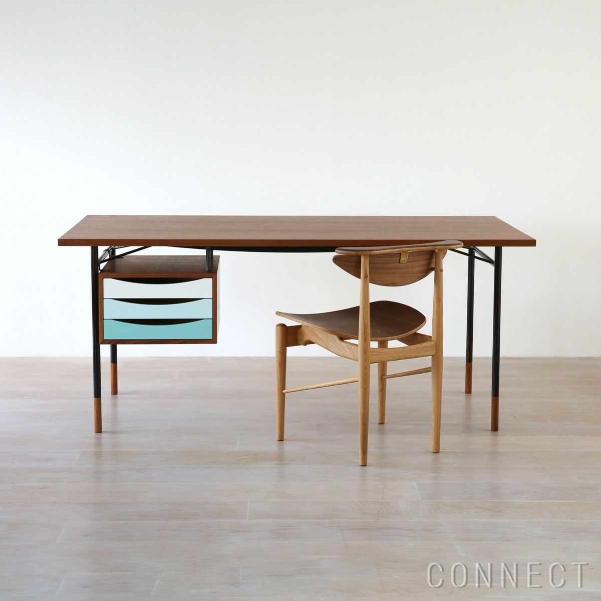 HOUSE OF FINN JUHL（ハウス・オブ・フィンユール） / NYHAVN DESK（ニューハウンデスク） / チーク材・オイル仕上げ / 脚：ブラック / トレイユニット付き（COLD） / デスク / W170cm