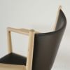 PP Mobler（PPモブラー） / PP240 Conference Chair（コンフェランスチェア） / アッシュ材・ホワイトバイオオイル仕上げ / エレガンスレザー（mocca）