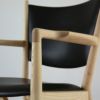 PP Mobler（PPモブラー） / PP240 Conference Chair（コンフェランスチェア） / アッシュ材・ホワイトバイオオイル仕上げ / エレガンスレザー（mocca）