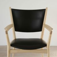PP Mobler（PPモブラー） / PP240 Conference Chair（コンフェランスチェア） / アッシュ材・ホワイトバイオオイル仕上げ / エレガンスレザー（mocca）