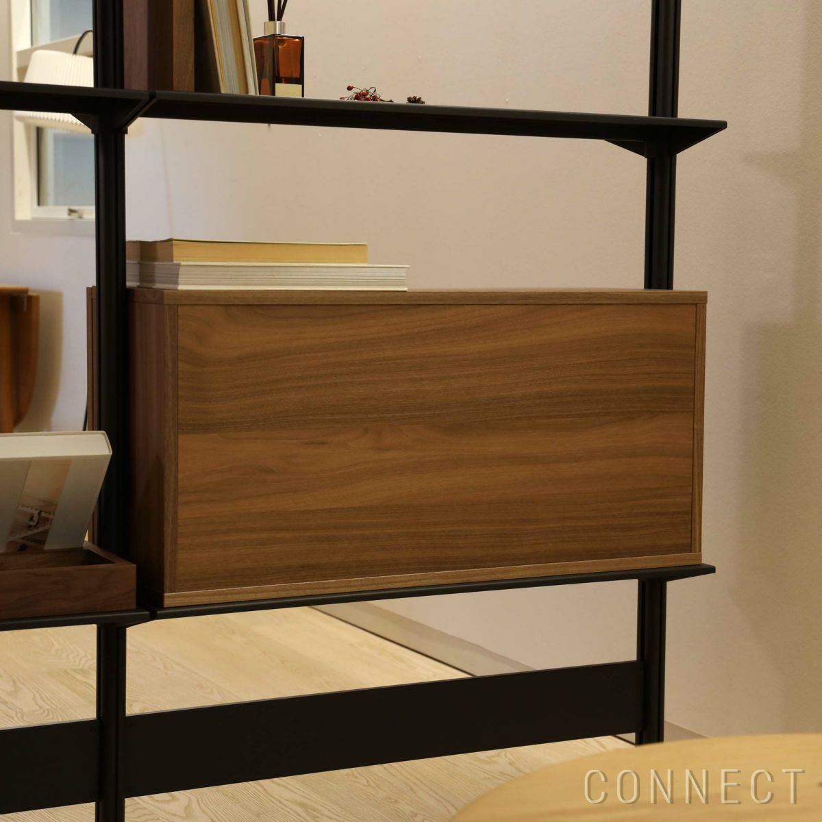 String Furniture（ストリング ファニチャー） / Pira G2（ピラ） / キャビネット＋オーガナイザー＋ブックエンド / W188×D34×H250cm / ウォルナット×ブラック / 床天井取り付け型収納