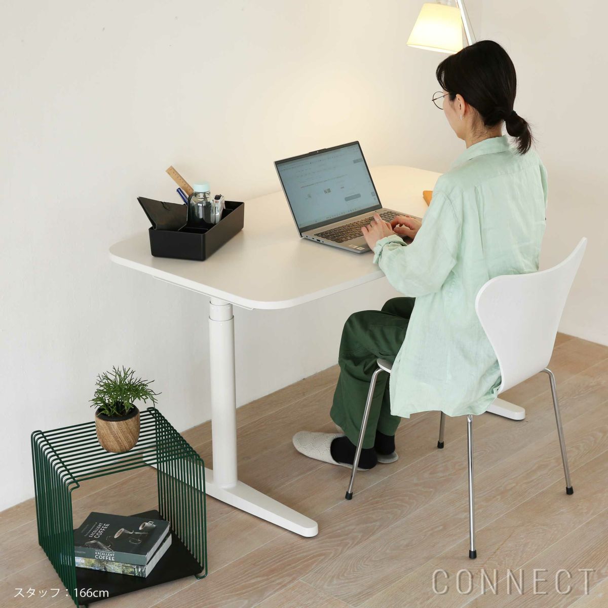 Vitra（ヴィトラ） / Tyde 2 Home Desk board shape（タイド2ホームデスク バレル） / メラミン天板 / ソフトライト脚・パウダーコート仕上げ / 130×75cm / 電動昇降デスク