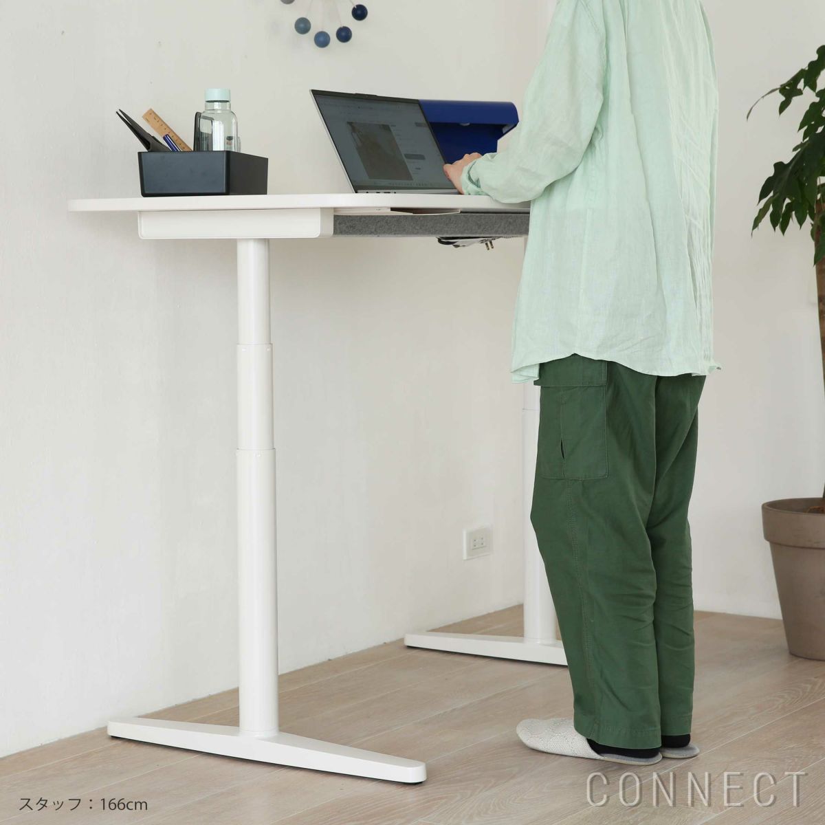 Vitra（ヴィトラ） / Tyde 2 Home Desk board shape（タイド2ホームデスク バレル） / メラミン天板 / ソフトライト脚・パウダーコート仕上げ / 130×75cm / 電動昇降デスク