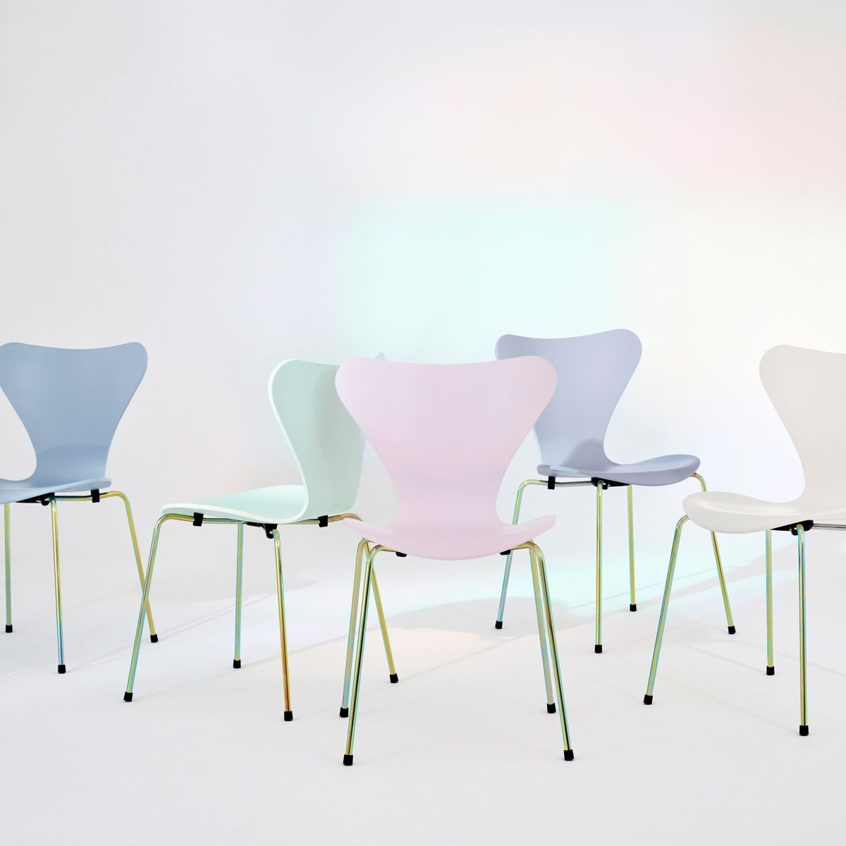 【70周年記念モデル】FRITZ HANSEN（フリッツ・ハンセン） / SERIES 7（セブンチェア） / 7:14AM / ラッカー / レインボー（スチール脚・亜鉛クローム仕上げ） 《2025年限定脚カラー》