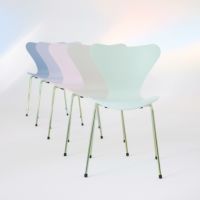 【70周年記念モデル】FRITZ HANSEN（フリッツ・ハンセン） / SERIES 7（セブンチェア） / 7:14AM / ラッカー / レインボー（スチール脚・亜鉛クローム仕上げ） 《2025年限定脚カラー》