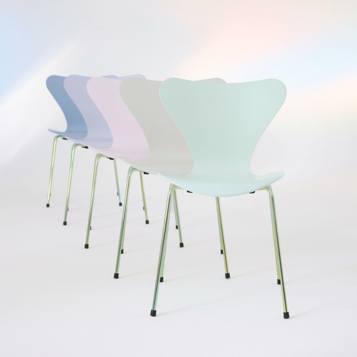 【70周年記念モデル】FRITZ HANSEN（フリッツ・ハンセン） / SERIES 7（セブンチェア） / 7:14AM / ラッカー / レインボー（スチール脚・亜鉛クローム仕上げ） 《2025年限定脚カラー》