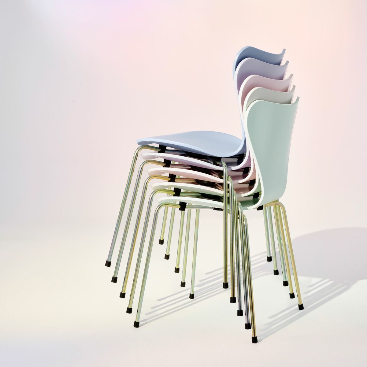 【70周年記念モデル】FRITZ HANSEN（フリッツ・ハンセン） / SERIES 7（セブンチェア） / 7:14AM / ラッカー / レインボー（スチール脚・亜鉛クローム仕上げ） 《2025年限定脚カラー》