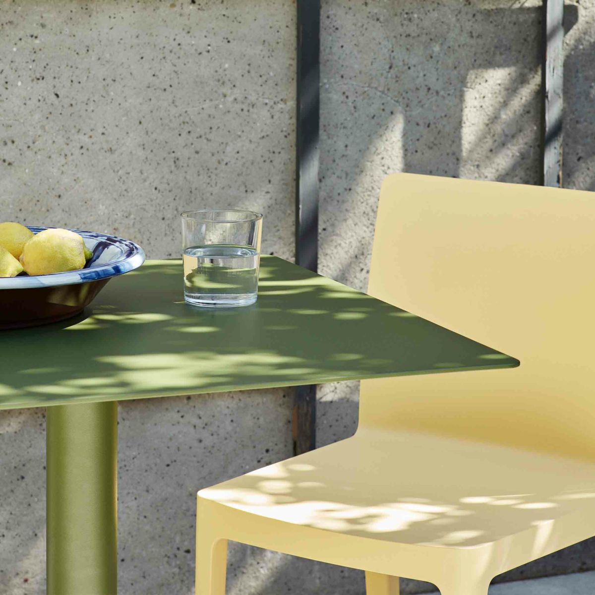 HAY（ヘイ） / PALISSADE（パリサード） / Cone Table（コーンテーブル） / W65 x D65 x H74cm / 全4色 / アウトドア